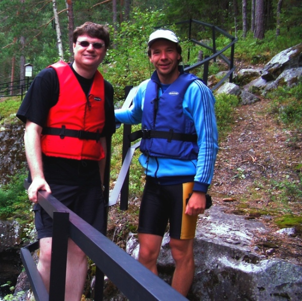 Tour- und Kanuguide Martin Dietrichs (rechts) am Flößertunnel in Norwegen mit Stefan (links) aus Deutschland
